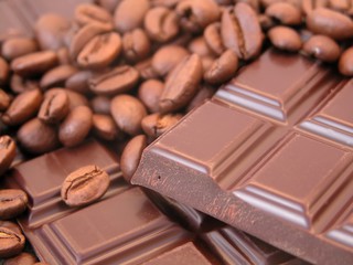 Plusieurs carré de chocolat provenant de chocolatier 91 posé sur de la poudre de cacao